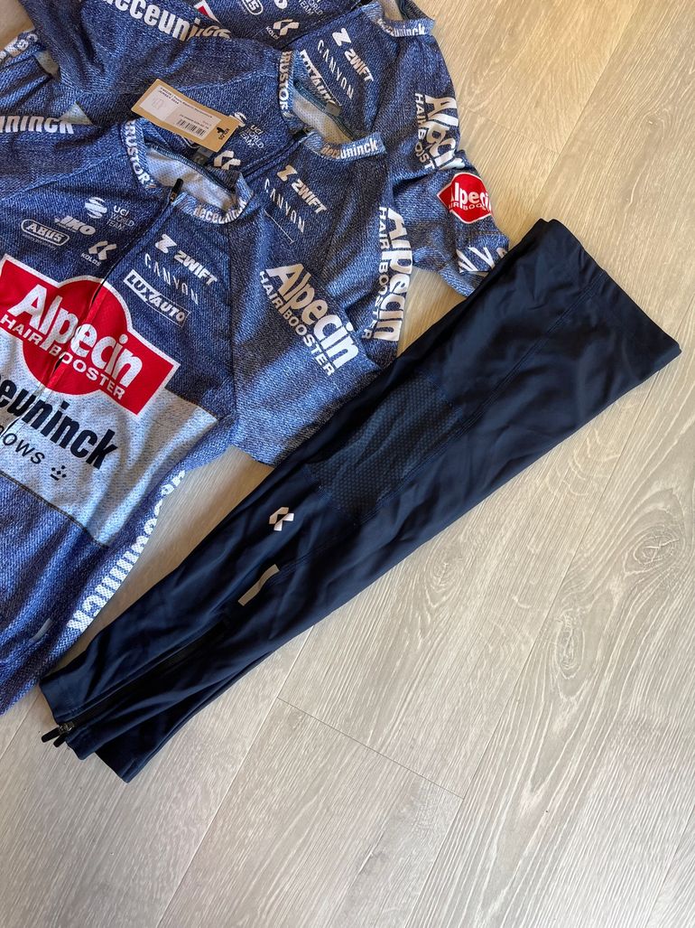 Used Alpecin Kit 3 maglie e 2 pantaloncini 2024 bike — image 2 of 2