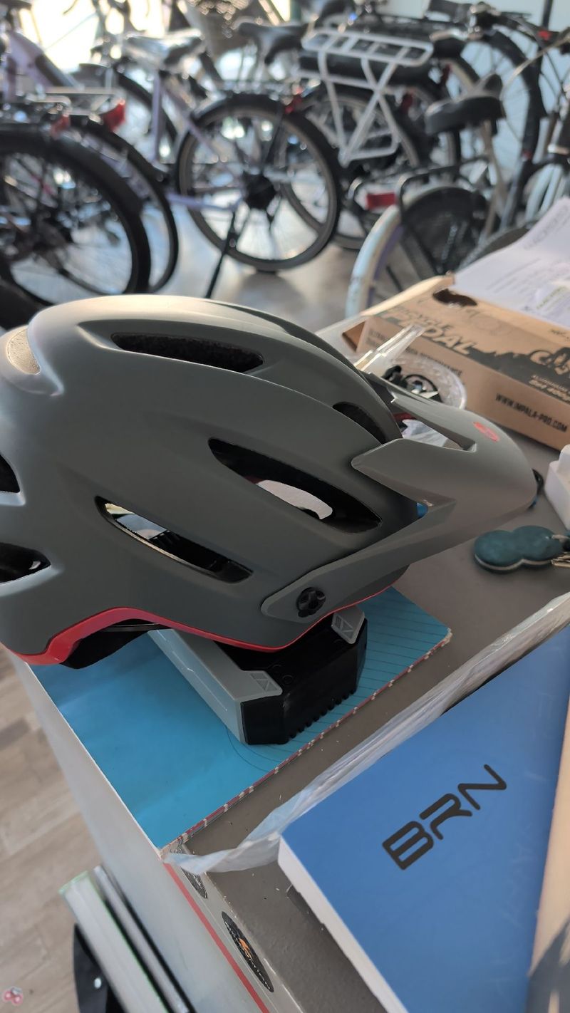 Used Bell 4Forty MIPS 2025 bike — image 4 of 4