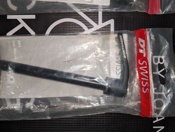 Used Dt Swiss Eje Pasante RWS ROAD bike — image 9 of 9