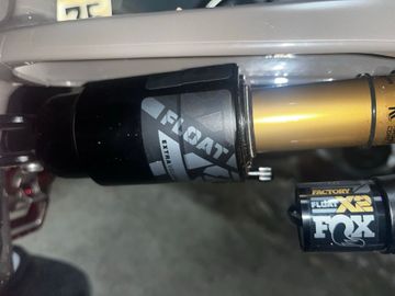 Used Fox float x2 Factory 2022 bike — image 6 of 6