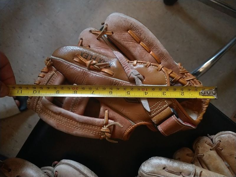 Used Mizuno baseball gloves for kids Football & Soccer