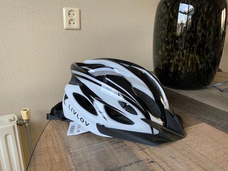 Used livlov v5 2025 bike — image 2 of 4