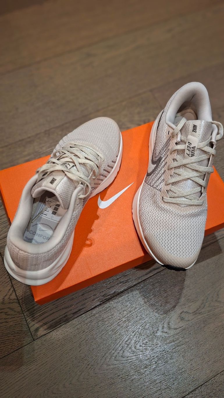 Used Nike Running Shoes bike — image 2 of 5