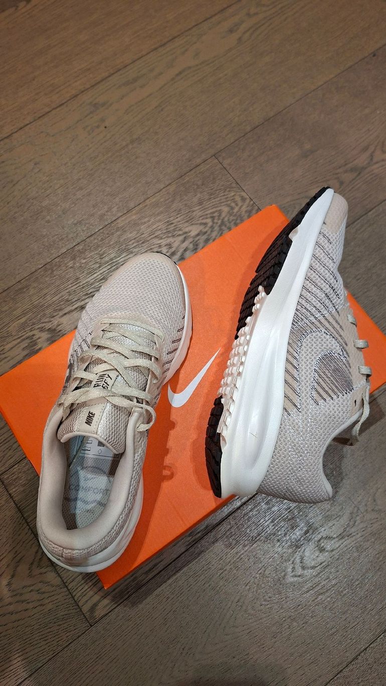 Used Nike Running Shoes bike — image 4 of 5
