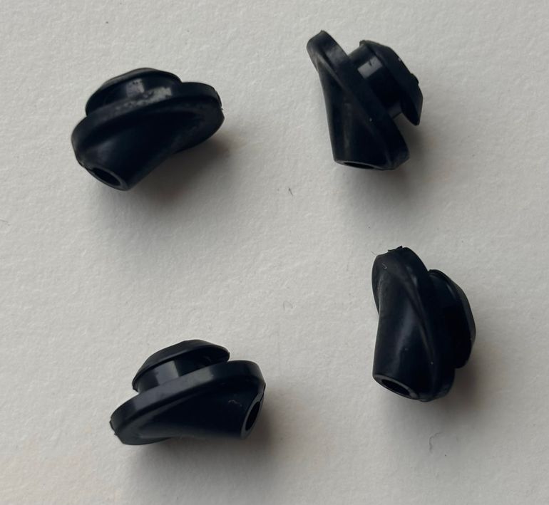 Used Shimano Di2 SM-GM01 Rubber Grommet EW-SD50 (4 pcs) bike — image 3 of 6