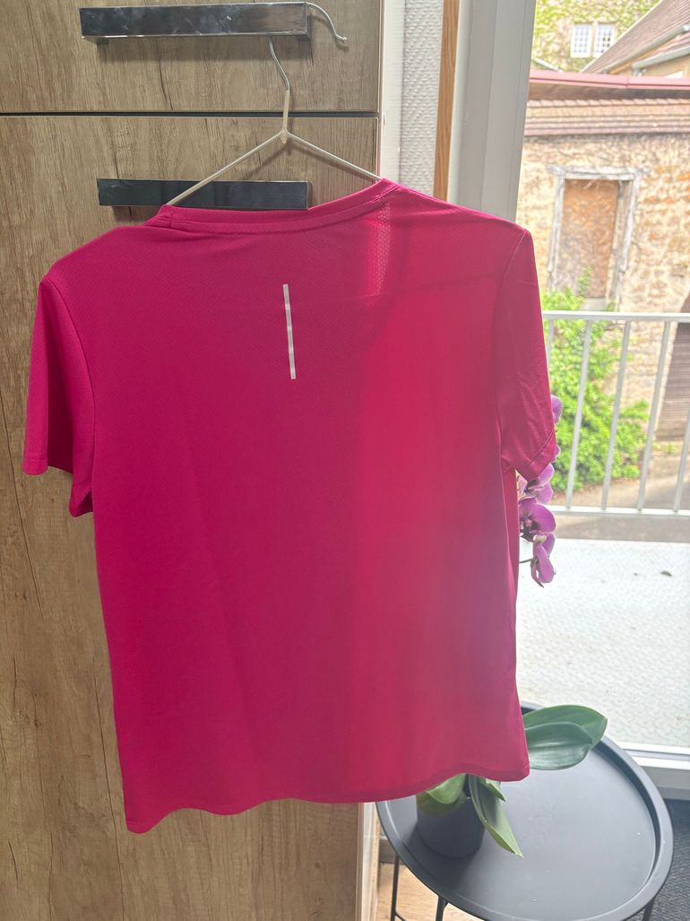 Used Decathlon T-shirt de sport rose Taille S bike — image 2 of 3