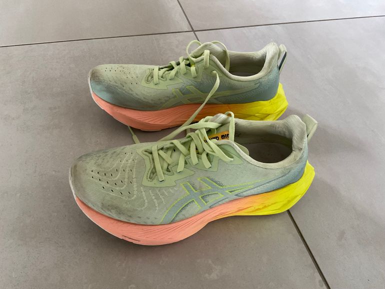 Used Asics Novablast 4 Paris Vert Jaune 2025 bike — image 1 of 4