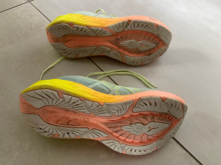 Used Asics Novablast 4 Paris Vert Jaune 2025 bike — image 4 of 4