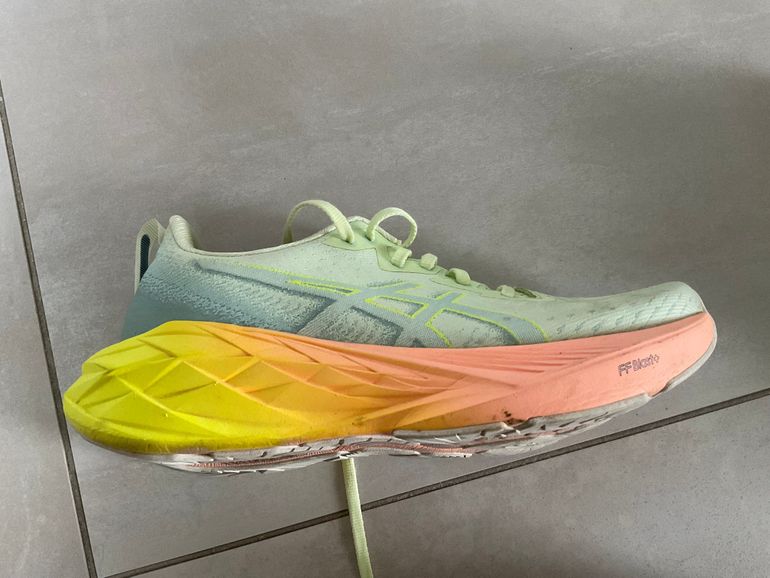 Used Asics Novablast 4 Paris Vert Jaune 2025 bike — image 2 of 4