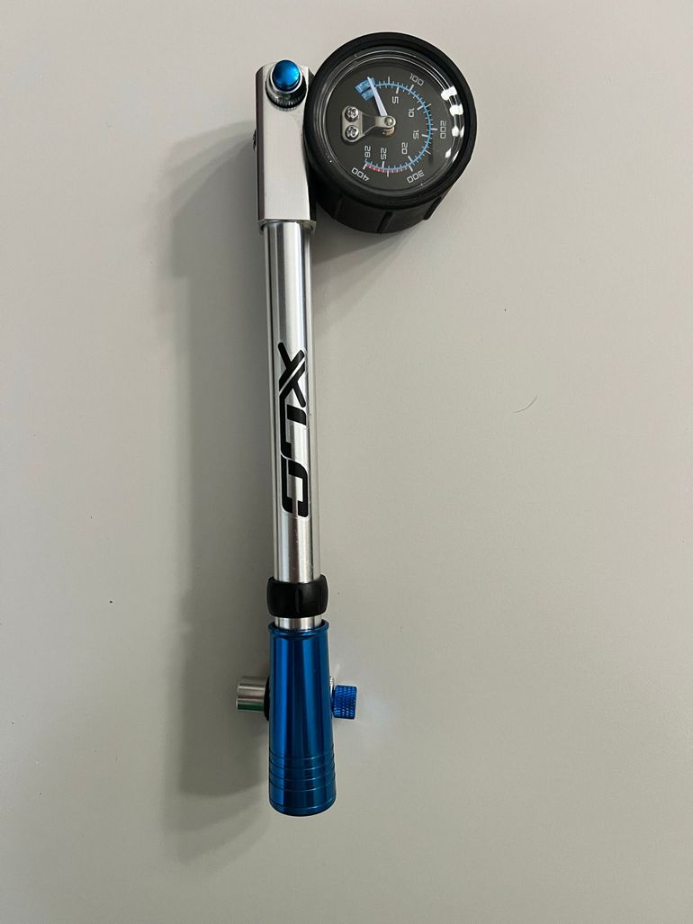 Pompa Ammortizzatore XLC PU-H03 HighAir Pro – Fino A 28 Bar/400 Psi, Manometro Di Precisione, Tubo E Valvola Di Sicurezza