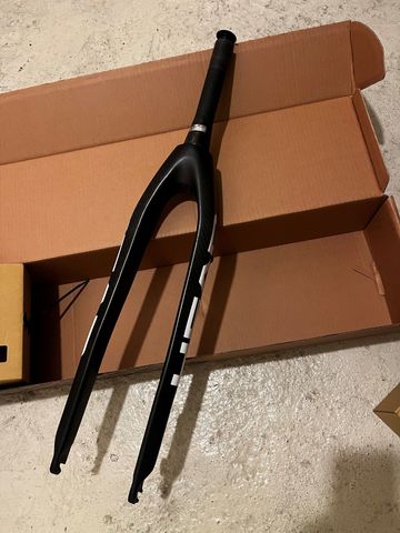 Used Head Fourche Rigide Carbone bike — image 1 of 3
