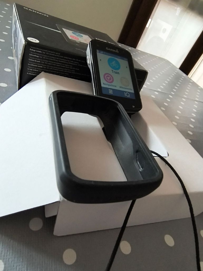 Used Garmin Edge 820 GPS Cycling Computer bike — image 5 of 8