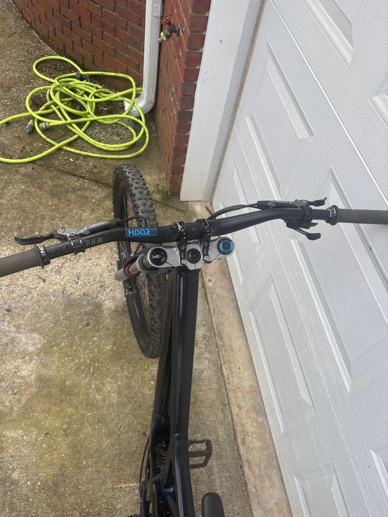 Used Specialized Demo Expert 2024 bike — image 3 of 5