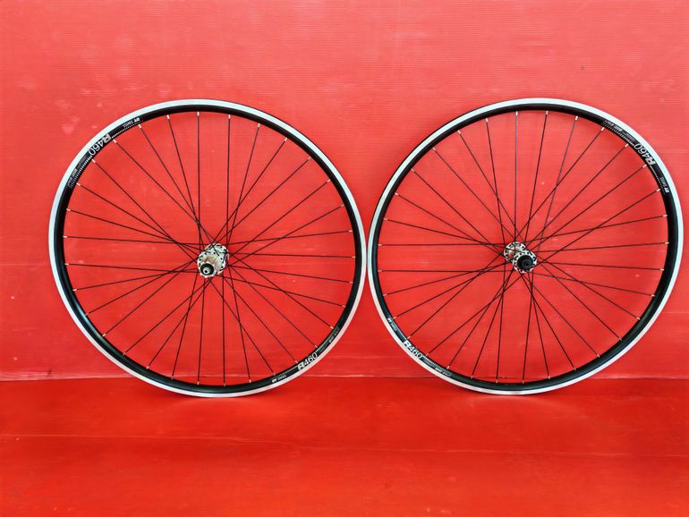 Used Dt Swiss R460 + Centaur Custom Road Wheelset bike — image 3 of 6