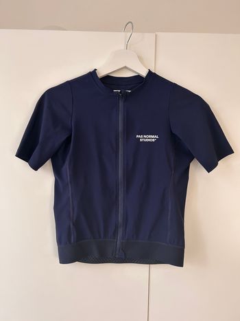 Pas Normal Studios, Trikot