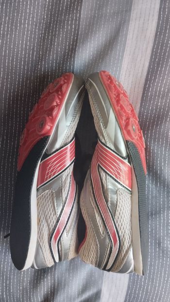 Used Decathlon Zapatillas atletismo clavos Talla 35 bike — image 3 of 6