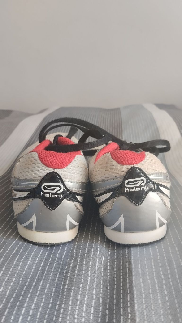 Used Decathlon Zapatillas atletismo clavos Talla 35 bike — image 5 of 6