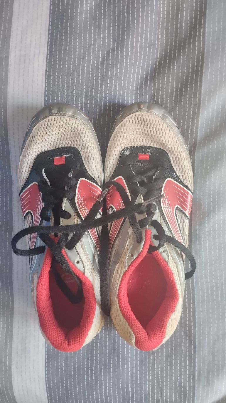 Used Decathlon Zapatillas atletismo clavos Talla 35 bike — image 1 of 6