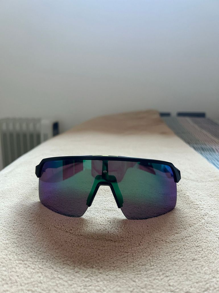 Used Oakley Gafas de sol Verde oscuro, Verde 2025 bike — image 1 of 5