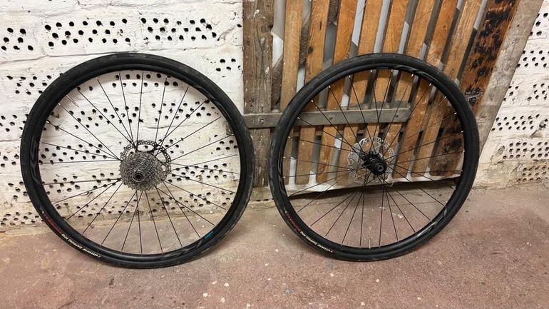 Used Shimano WH-RS171 700C Disc Laufradsatz Center Lock bike — image 1 of 4