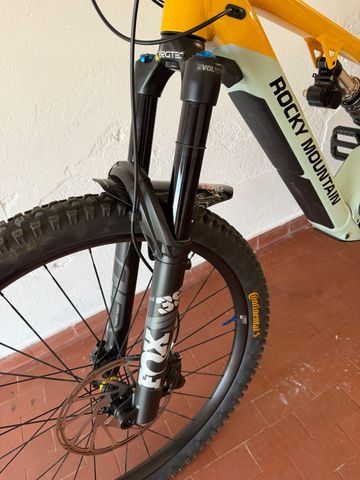 Used Fox 38 Performance Fork 2025 bike — image 3 of 3