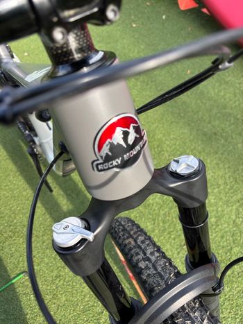 Použité Fox 36 performance 2025 bike — obrázek 9 z 10
