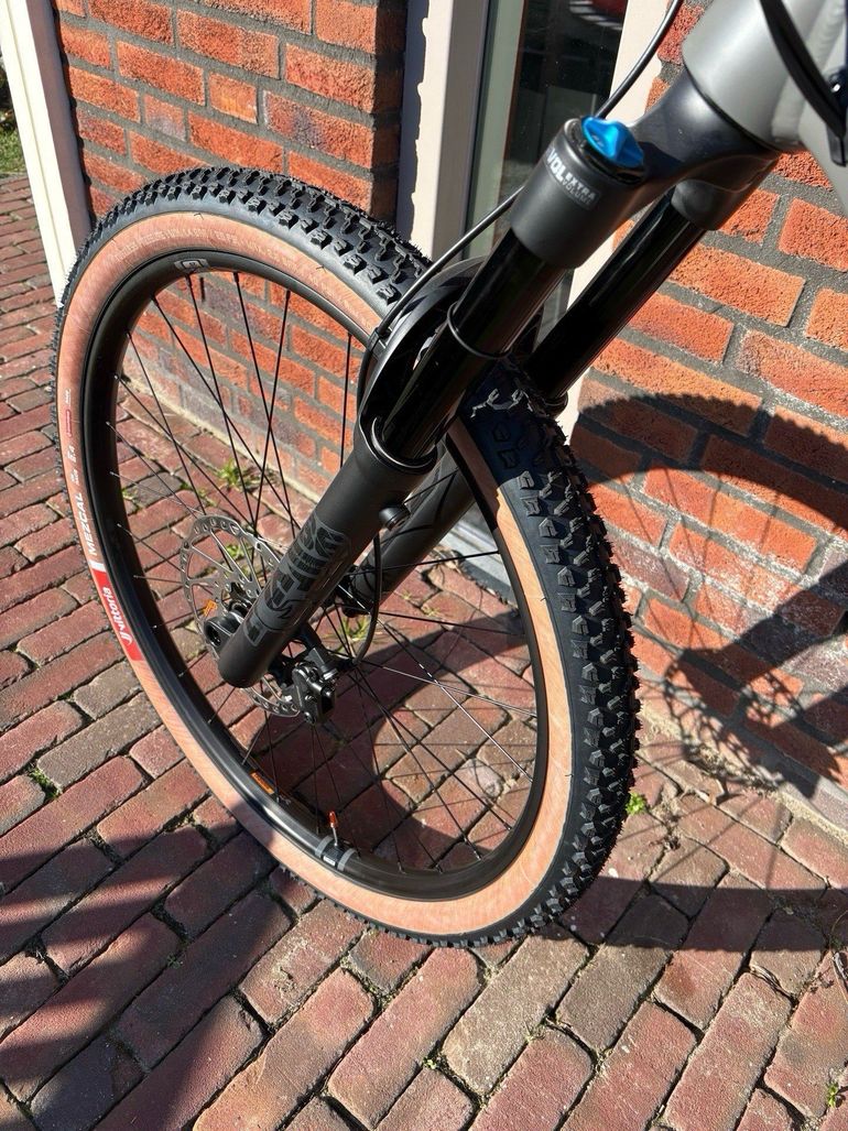 Used Fox 36 performance 2025 bike — image 2 of 8