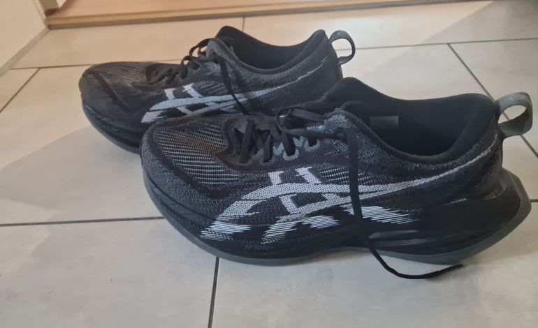 Used Asics Superblast 2 Black 2025 bike — image 1 of 6