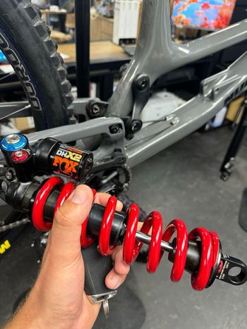 Brugt Fox DHX 2 Factory 2024 bike — billede 2 af 2