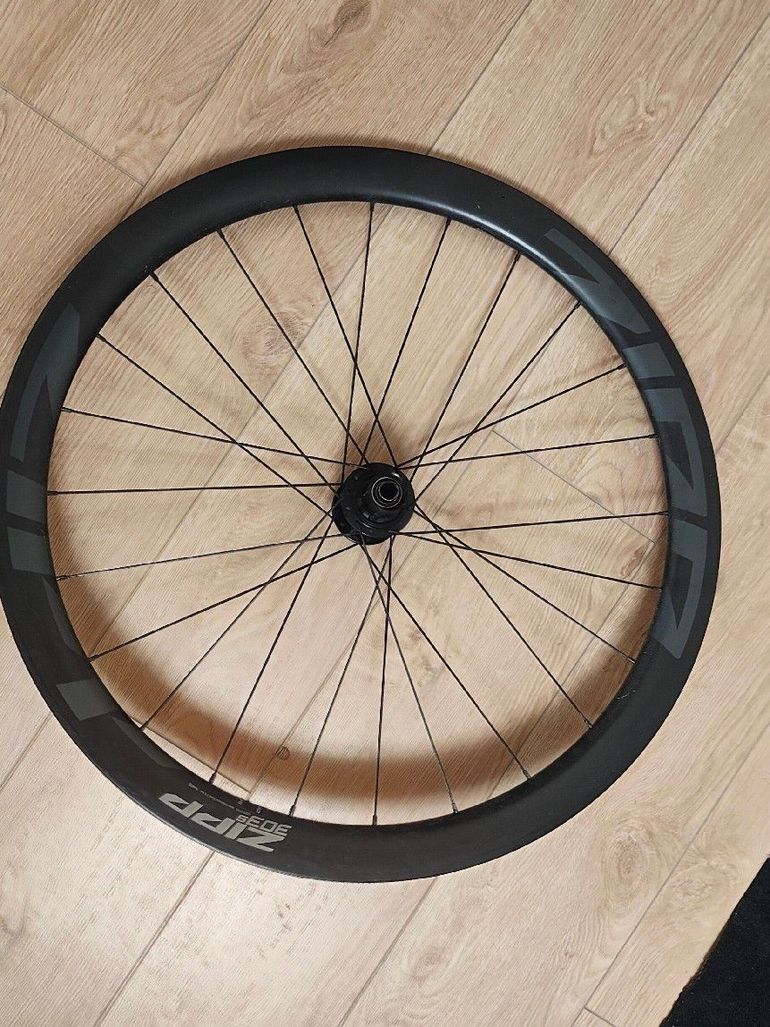 Zipp 303S Carbon Tubeless Disc Brake Wheelset | buycycle