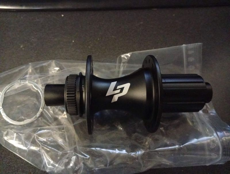 Lapierre Rear Hub 12x142 32H Shimano HG Centerlock Wheels d'occasion