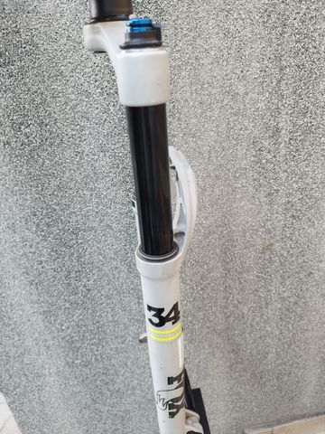 Used Fox Racing 34 Performance Elite Fork 2017 bike — image 4 of 8