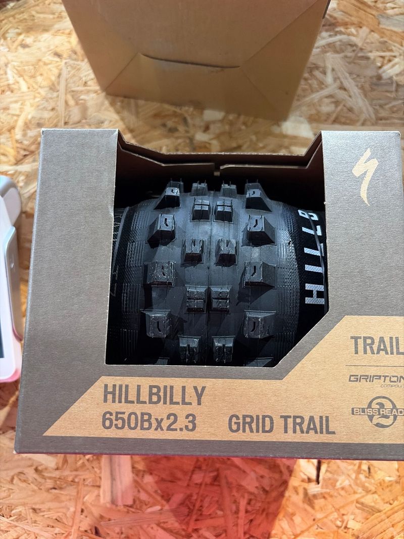 Použité Specialized Hillbilly 650b x 2.3 2026 Tyres & Tubes