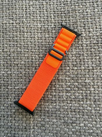 Used apple Bracelet Watch, modèle Alpine Orange & Noir 2026 bike — image 2 of 3