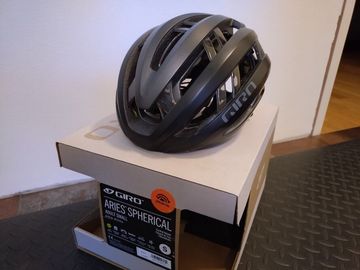 Brugt Giro Aries Spherical MIPS Helmet 2025 bike — billede 2 af 5