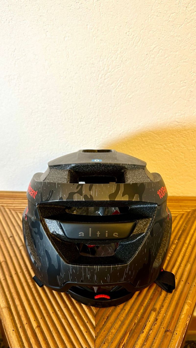 Used 100% Altis Helmet bike — image 4 of 4