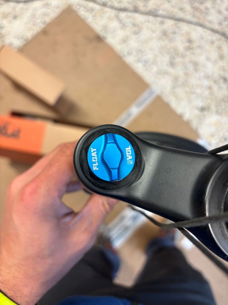 Used Fox 34 Float Factory GRIP2 2024 bike — image 4 of 5