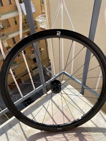 Used Giant Tubeless 42 bike — image 4 of 8
