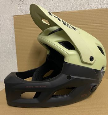 MET, Parachute MCR MIPS Helmet