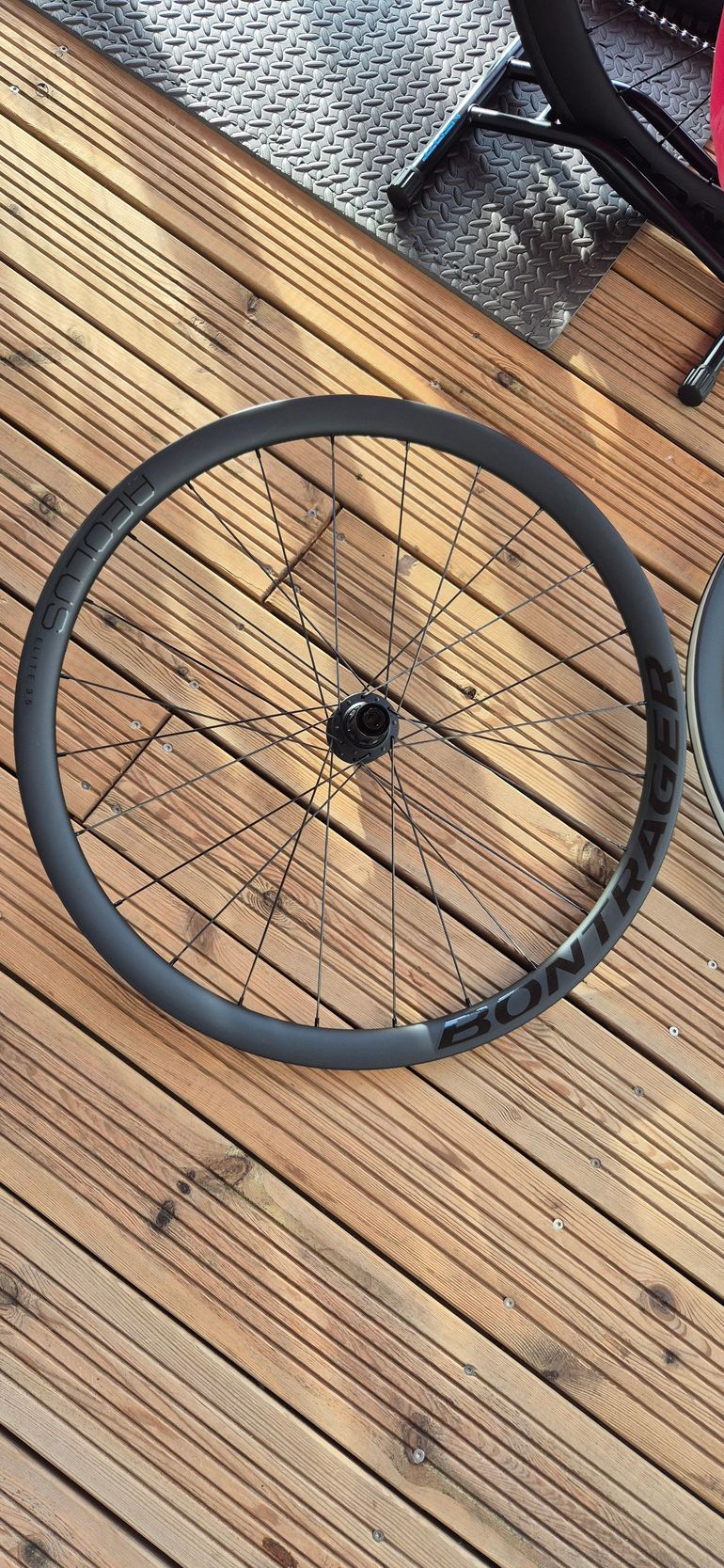 Used Bontrager Aeolus Elite 35 TLR AV/AR 2025 bike — image 1 of 4