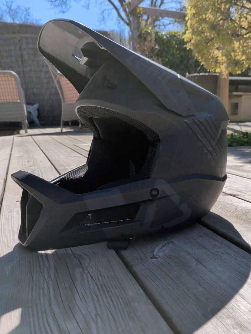 Used LEATT Gravity 2.0 Full-Face Helmet 2025 bike — image 4 of 6