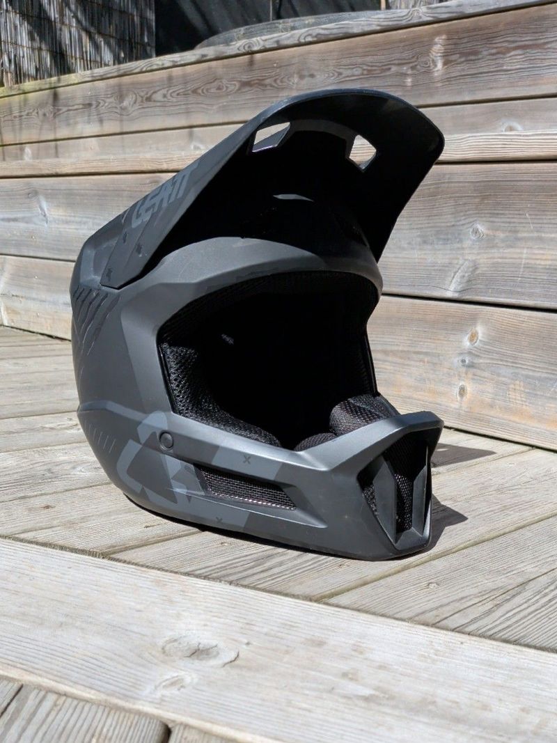 Used LEATT Gravity 2.0 Full-Face Helmet 2025 bike — image 1 of 6