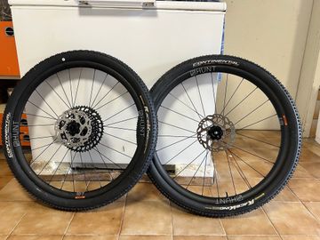 Brugt Hunt Wheels 650B Adventure Carbon Disc Wheelset + NEW tires 2024 Wheels