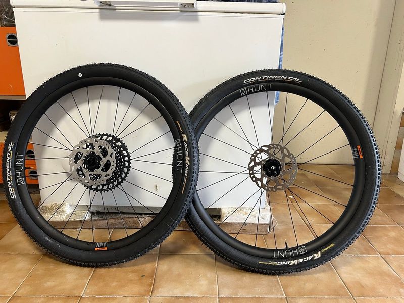 Použité Hunt Wheels 650B Adventure Carbon Disc Wheelset + NEW tires 2024 Wheels
