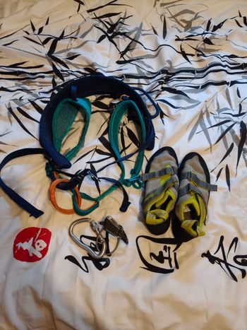 Decathlon, Pack escalade complet débutant Chaussons Simond Harnais Simond système d'assurage