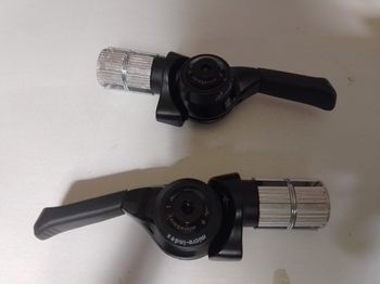 Used Shimano Shifters 10 vitesses bike — image 2 of 3