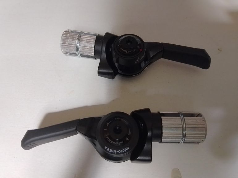 Used Shimano Shifters 10 vitesses bike — image 2 of 3