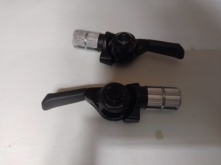 Used Shimano Shifters 10 vitesses bike — image 1 of 3