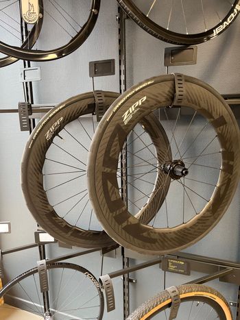 Zipp, 858
