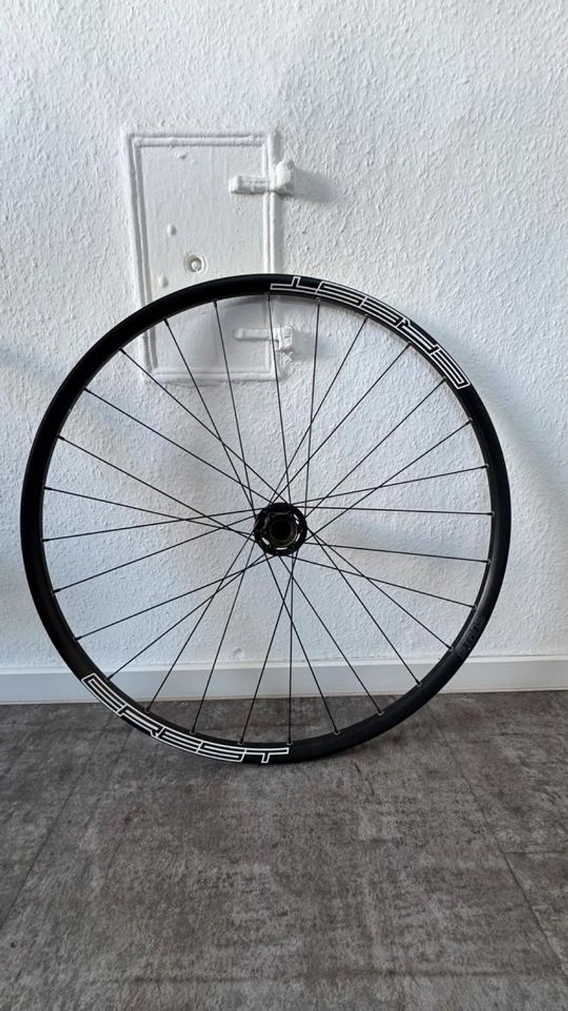 Used Stans Notubes Crest Lefty Ocho 2022 bike — image 2 of 8